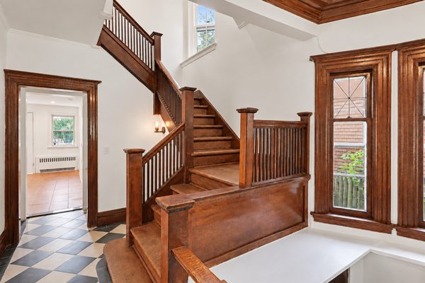 The staircase turning at the landing